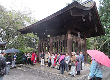 三井寺の鐘楼の前で、名曲「三井寺」の鐘之段を皆で謡いました。
